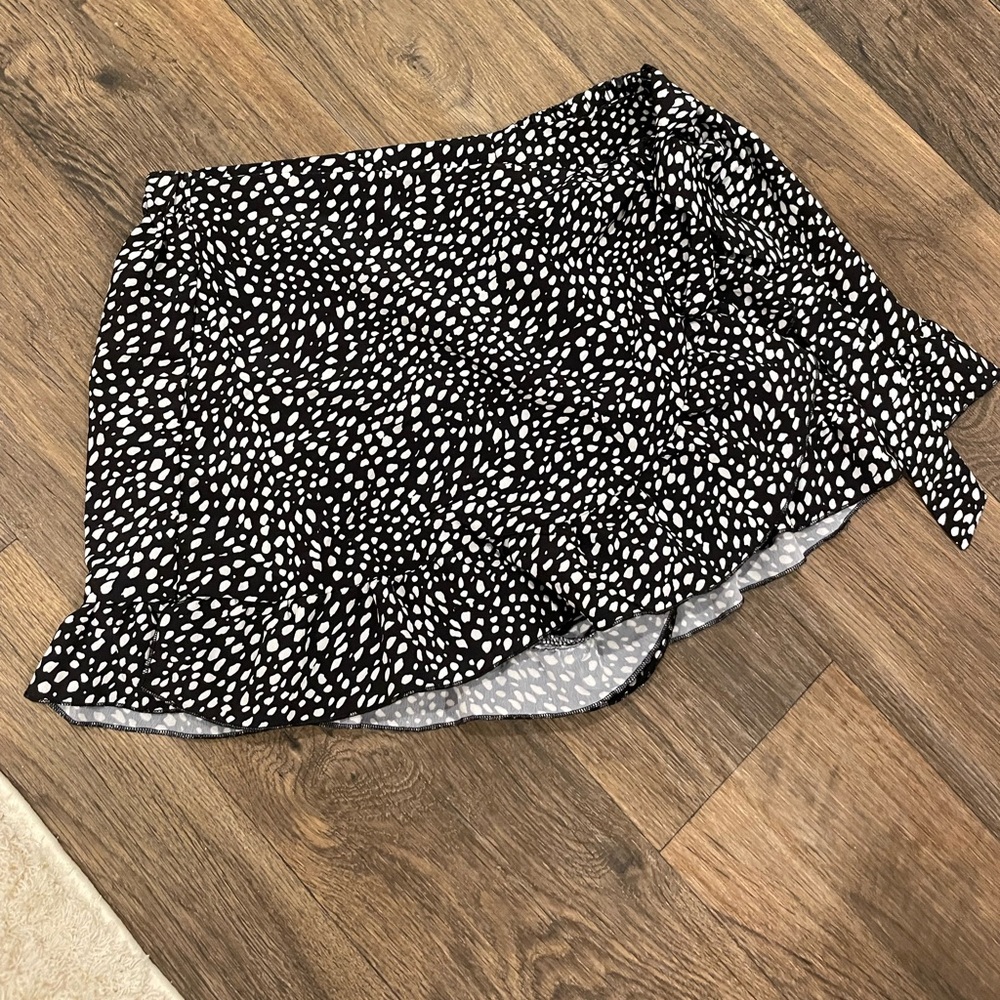 SHEIN- Black & White- Cross Tie Skort- Size XL